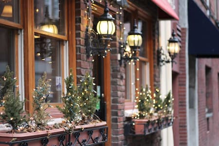 The Benefits of Hiring a Professional Christmas Lighting Installation Company for Your Commercial Business
